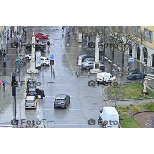 Tiziano Manzoni/LaPresse 24-12- 2025 Italia Cronaca Christmas Village Piazza Matteotti. magia del Natale nel cuore di Bergamo ruota panoramica, ambulanti casette del villaggio archi luminosi,