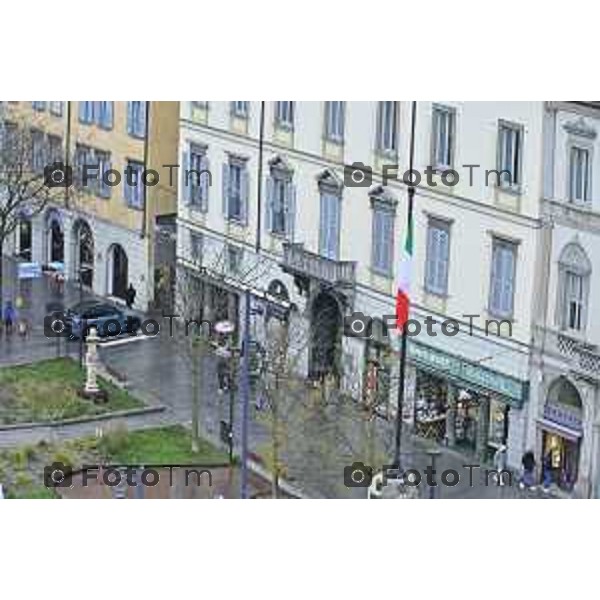 Tiziano Manzoni/LaPresse 24-12- 2025 Italia Cronaca Christmas Village Piazza Matteotti. magia del Natale nel cuore di Bergamo ruota panoramica, ambulanti casette del villaggio archi luminosi,