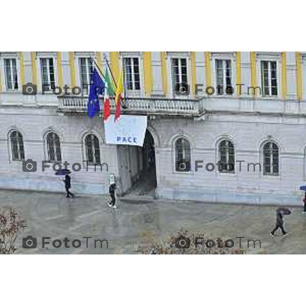 Tiziano Manzoni/LaPresse 24-12- 2025 Italia Cronaca Christmas Village Piazza Matteotti. magia del Natale nel cuore di Bergamo ruota panoramica, ambulanti casette del villaggio archi luminosi,