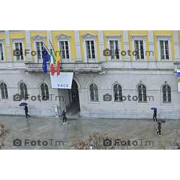 Tiziano Manzoni/LaPresse 24-12- 2025 Italia Cronaca Christmas Village Piazza Matteotti. magia del Natale nel cuore di Bergamo ruota panoramica, ambulanti casette del villaggio archi luminosi,