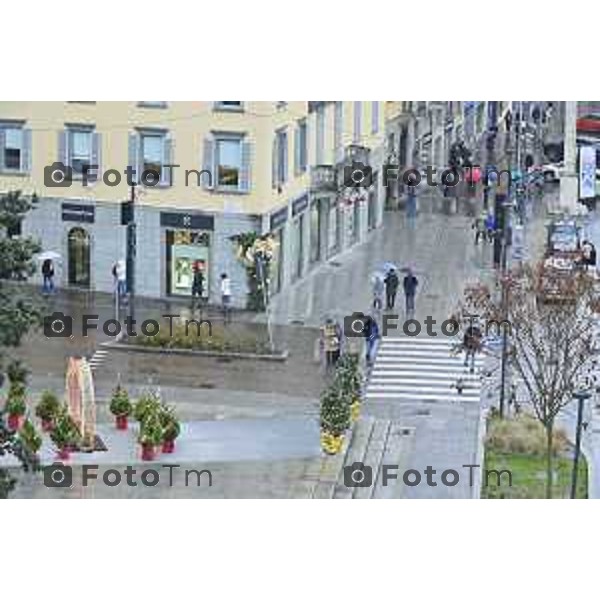 Tiziano Manzoni/LaPresse 24-12- 2025 Italia Cronaca Christmas Village Piazza Matteotti. magia del Natale nel cuore di Bergamo ruota panoramica, ambulanti casette del villaggio archi luminosi,
