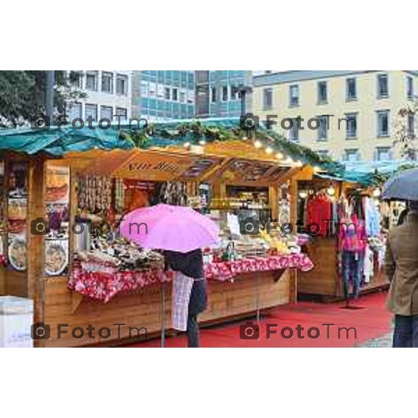 Tiziano Manzoni/LaPresse 24-12- 2025 Italia Cronaca Christmas Village Piazza Matteotti. magia del Natale nel cuore di Bergamo ruota panoramica, ambulanti casette del villaggio archi luminosi,