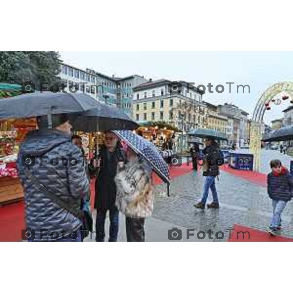Tiziano Manzoni/LaPresse 24-12- 2025 Italia Cronaca Christmas Village Piazza Matteotti. magia del Natale nel cuore di Bergamo ruota panoramica, ambulanti casette del villaggio archi luminosi,