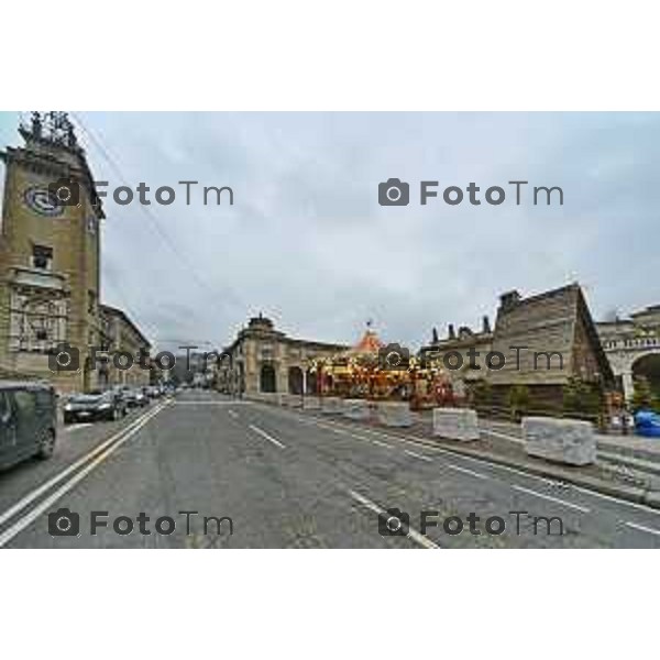 Tiziano Manzoni/LaPresse 24-12- 2025 Italia Cronaca Christmas Village Piazza Matteotti. magia del Natale nel cuore di Bergamo ruota panoramica, ambulanti casette del villaggio archi luminosi,