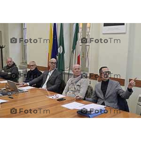 Tiziano Manzoni/LaPresse 30-12- 2025 Italia Cronaca Bergamo il primo da sx sconosciuto Bruno Scarpellini, Francesco Valesini, Emilio Pesenti, Marco Pinetti al tavolo della conferenza stampa comune di Bg