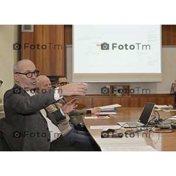 Tiziano Manzoni/LaPresse 30-12- 2025 Italia Cronaca Bergamo il primo da sx sconosciuto Bruno Scarpellini, Francesco Valesini, Emilio Pesenti, Marco Pinetti al tavolo della conferenza stampa comune di Bg Francesco Valesini