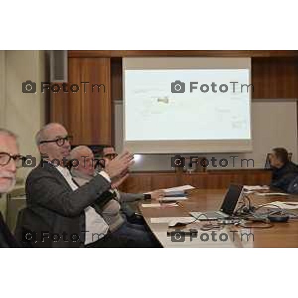 Tiziano Manzoni/LaPresse 30-12- 2025 Italia Cronaca Bergamo il primo da sx sconosciuto Bruno Scarpellini, Francesco Valesini, Emilio Pesenti, Marco Pinetti al tavolo della conferenza stampa comune di Bg Francesco Valesini