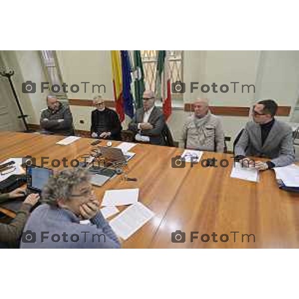 Tiziano Manzoni/LaPresse 30-12- 2025 Italia Cronaca Bergamo il primo da sx sconosciuto Bruno Scarpellini, Francesco Valesini, Emilio Pesenti, Marco Pinetti al tavolo della conferenza stampa comune di Bg