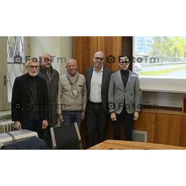 Tiziano Manzoni/LaPresse 30-12- 2025 Italia Cronaca Bergamo il primo da sx sconosciuto Bruno Scarpellini, Francesco Valesini, Emilio Pesenti, Marco Pinetti al tavolo della conferenza stampa comune di Bg