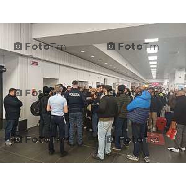 Tiziano Manzoni/LaPresse 4-01- 2026 Italia Cronaca Bergamo Bergamo l\'aeroporto Orio Al Serio paralizzato per ore e migliaia di persone hanno trascorso la notte nello scalo