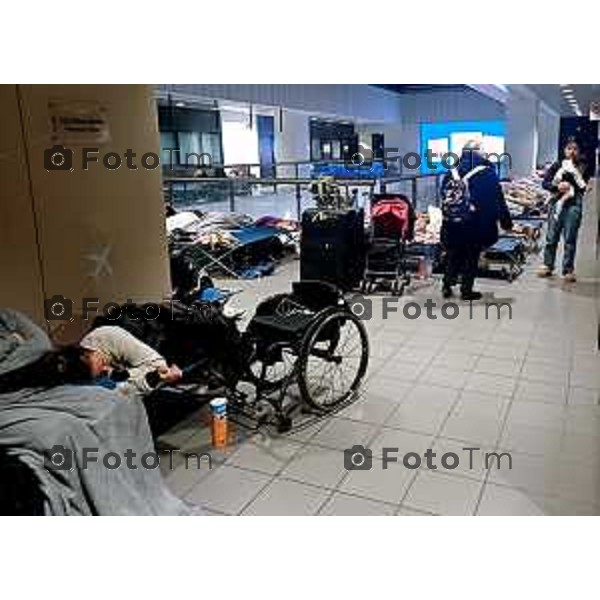 Tiziano Manzoni/LaPresse 4-01- 2026 Italia Cronaca Bergamo Bergamo l\'aeroporto Orio Al Serio paralizzato per ore e migliaia di persone hanno trascorso la notte nello scalo