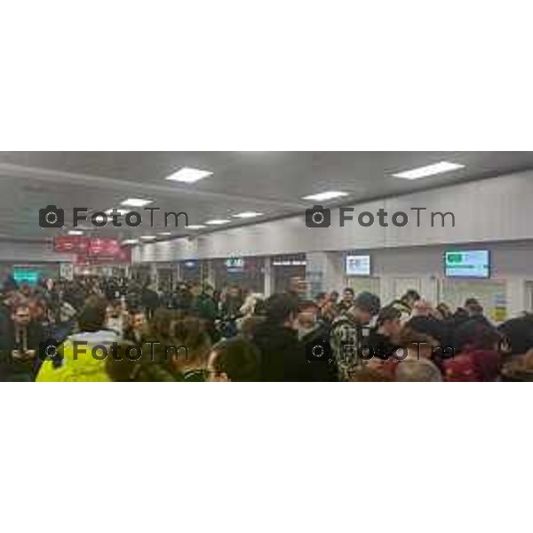 Tiziano Manzoni/LaPresse 4-01- 2026 Italia Cronaca Bergamo Bergamo l\'aeroporto Orio Al Serio paralizzato per ore e migliaia di persone hanno trascorso la notte nello scalo