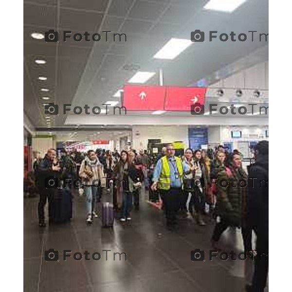 Tiziano Manzoni/LaPresse 4-01- 2026 Italia Cronaca Bergamo Bergamo l\'aeroporto Orio Al Serio paralizzato per ore e migliaia di persone hanno trascorso la notte nello scalo