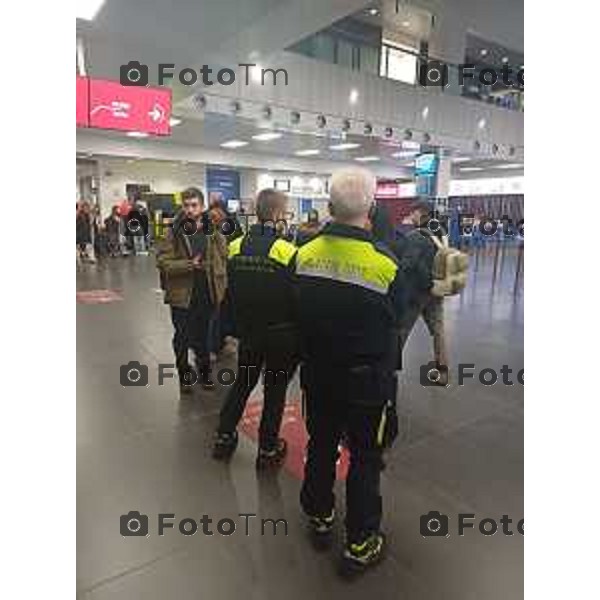 Tiziano Manzoni/LaPresse 4-01- 2026 Italia Cronaca Bergamo Bergamo l\'aeroporto Orio Al Serio paralizzato per ore e migliaia di persone hanno trascorso la notte nello scalo
