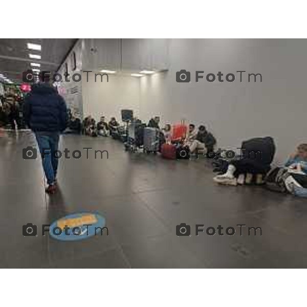Tiziano Manzoni/LaPresse 4-01- 2026 Italia Cronaca Bergamo Bergamo l\'aeroporto Orio Al Serio paralizzato per ore e migliaia di persone hanno trascorso la notte nello scalo