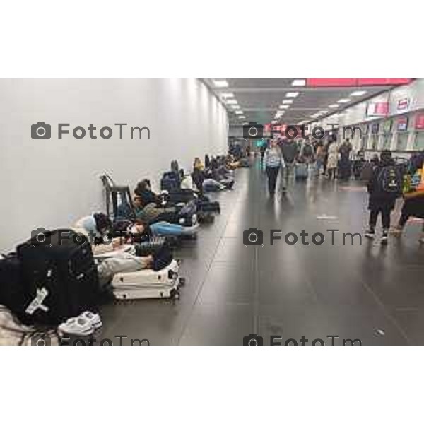 Tiziano Manzoni/LaPresse 4-01- 2026 Italia Cronaca Bergamo Bergamo l\'aeroporto Orio Al Serio paralizzato per ore e migliaia di persone hanno trascorso la notte nello scalo