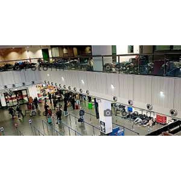 Tiziano Manzoni/LaPresse 4-01- 2026 Italia Cronaca Bergamo Bergamo l\'aeroporto Orio Al Serio paralizzato per ore e migliaia di persone hanno trascorso la notte nello scalo