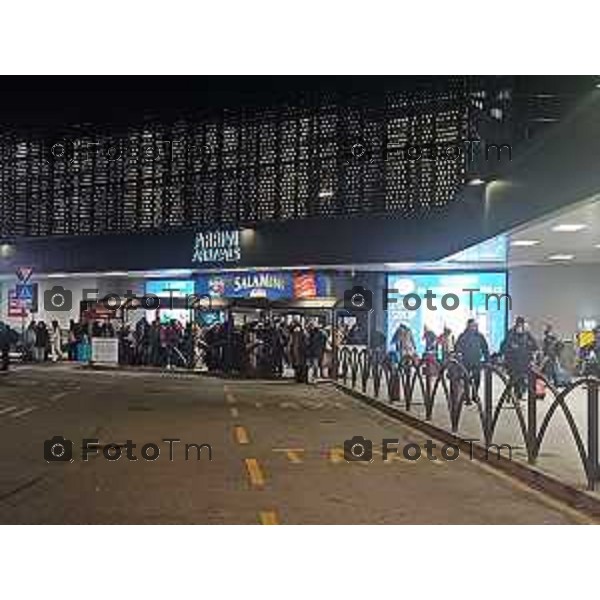 Tiziano Manzoni/LaPresse 4-01- 2026 Italia Cronaca Bergamo Bergamo l\'aeroporto Orio Al Serio paralizzato per ore e migliaia di persone hanno trascorso la notte nello scalo