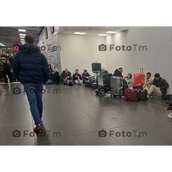 Tiziano Manzoni/LaPresse 4-01- 2026 Italia Cronaca Bergamo Bergamo l\'aeroporto Orio Al Serio paralizzato per ore e migliaia di persone hanno trascorso la notte nello scalo