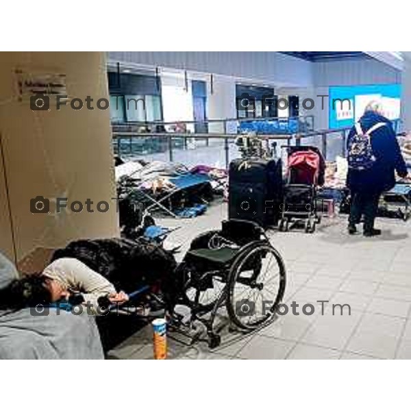 Tiziano Manzoni/LaPresse 4-01- 2026 Italia Cronaca Bergamo Bergamo l\'aeroporto Orio Al Serio paralizzato per ore e migliaia di persone hanno trascorso la notte nello scalo