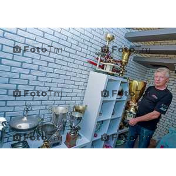 Ciserano (BG) Mike Wilson pluricampione mondiale di Kart e ora coach in canada Mike posa con le innumerevoli coppe vinte in mano la coppa del suo primo mondiale foto Tiziano Manzoni-Bergamo