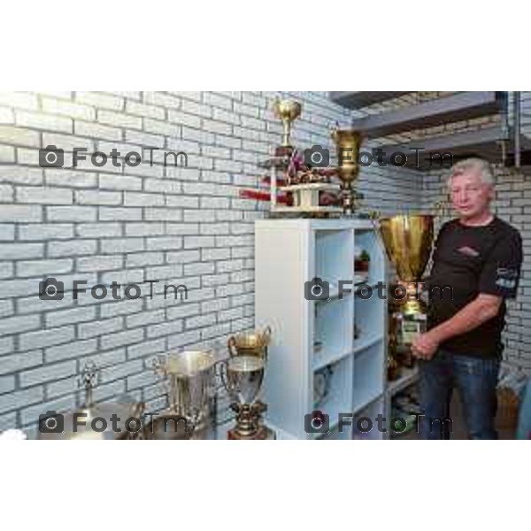 Ciserano (BG) Mike Wilson pluricampione mondiale di Kart e ora coach in canada Mike posa con le innumerevoli coppe vinte in mano la coppa del suo primo mondiale foto Tiziano Manzoni-Bergamo