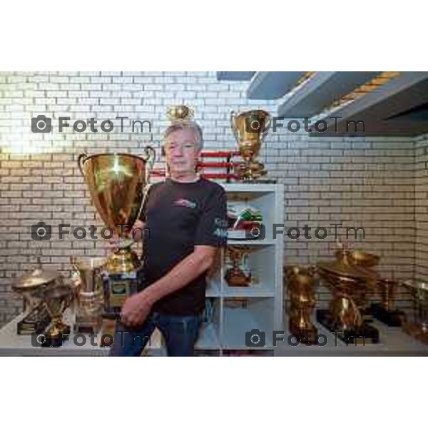 Ciserano (BG) Mike Wilson pluricampione mondiale di Kart e ora coach in canada Mike posa con le innumerevoli coppe vinte in mano la coppa del suo primo mondiale foto Tiziano Manzoni-Bergamo