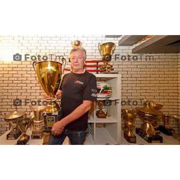 Ciserano (BG) Mike Wilson pluricampione mondiale di Kart e ora coach in canada Mike posa con le innumerevoli coppe vinte in mano la coppa del suo primo mondiale foto Tiziano Manzoni-Bergamo