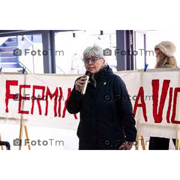 Bergamo, 8 Gennaio 2026 - Svelamento cartello contro la violenza di genere a Bergamo, Largo Rezzara. partecipano Marzia Marchesi - Assessora alle pari opportunità / Sara Modora - Coordinatrice ed operatrice dell\'accoglienza presso Associazione aiuto donna