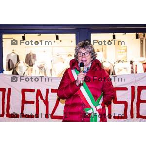 Bergamo, 8 Gennaio 2026 - Svelamento cartello contro la violenza di genere a Bergamo, Largo Rezzara. partecipano Marzia Marchesi - Assessora alle pari opportunità / Sara Modora - Coordinatrice ed operatrice dell\'accoglienza presso Associazione aiuto donna