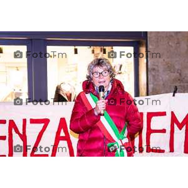 Bergamo, 8 Gennaio 2026 - Svelamento cartello contro la violenza di genere a Bergamo, Largo Rezzara. partecipano Marzia Marchesi - Assessora alle pari opportunità / Sara Modora - Coordinatrice ed operatrice dell\'accoglienza presso Associazione aiuto donna