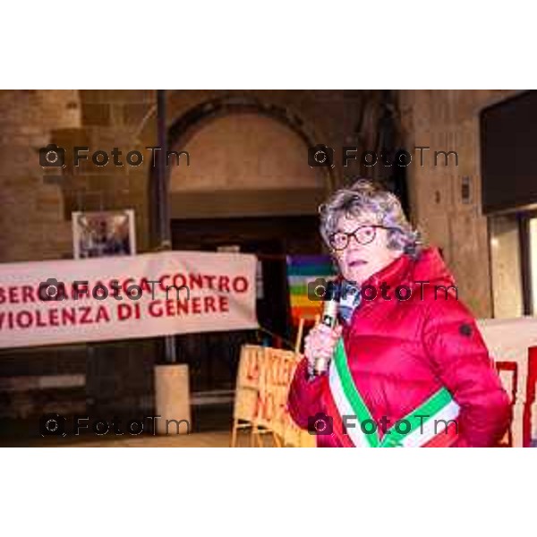 Bergamo, 8 Gennaio 2026 - Svelamento cartello contro la violenza di genere a Bergamo, Largo Rezzara. partecipano Marzia Marchesi - Assessora alle pari opportunità / Sara Modora - Coordinatrice ed operatrice dell\'accoglienza presso Associazione aiuto donna