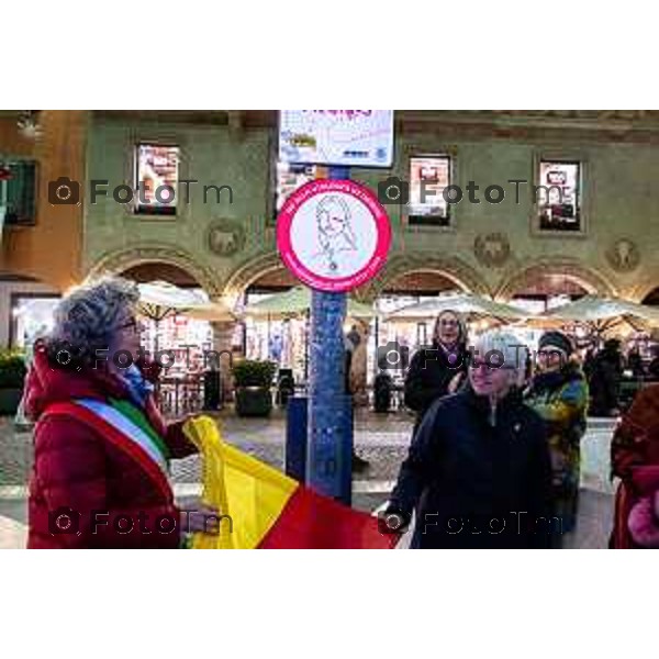 Bergamo, 8 Gennaio 2026 - Svelamento cartello contro la violenza di genere a Bergamo, Largo Rezzara. partecipano Marzia Marchesi - Assessora alle pari opportunità / Sara Modora - Coordinatrice ed operatrice dell\'accoglienza presso Associazione aiuto donna