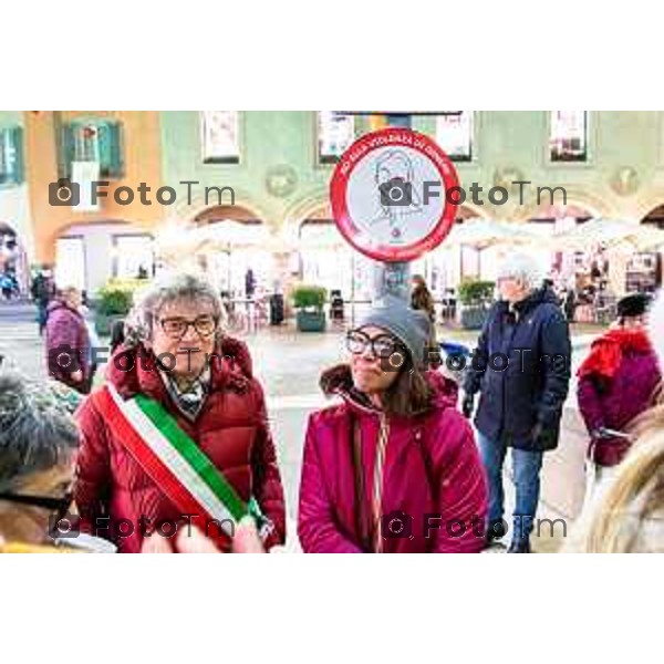 Bergamo, 8 Gennaio 2026 - Svelamento cartello contro la violenza di genere a Bergamo, Largo Rezzara. partecipano Marzia Marchesi - Assessora alle pari opportunità / Sara Modora - Coordinatrice ed operatrice dell\'accoglienza presso Associazione aiuto donna