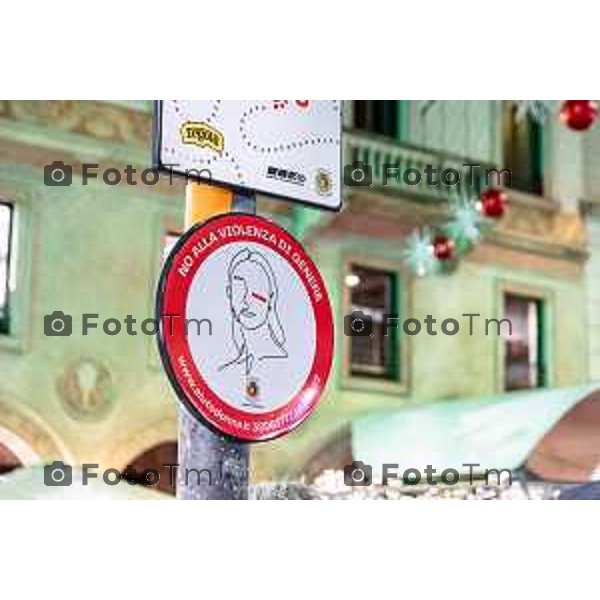 Bergamo, 8 Gennaio 2026 - Svelamento cartello contro la violenza di genere a Bergamo, Largo Rezzara. partecipano Marzia Marchesi - Assessora alle pari opportunità / Sara Modora - Coordinatrice ed operatrice dell\'accoglienza presso Associazione aiuto donna