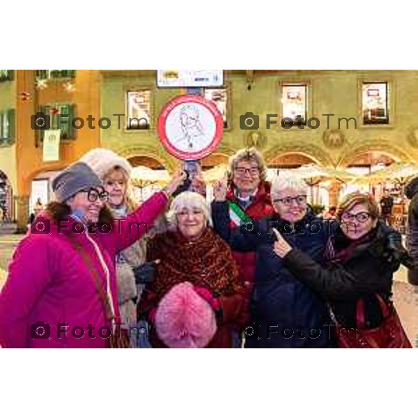 Bergamo, 8 Gennaio 2026 - Svelamento cartello contro la violenza di genere a Bergamo, Largo Rezzara. partecipano Marzia Marchesi - Assessora alle pari opportunità / Sara Modora - Coordinatrice ed operatrice dell\'accoglienza presso Associazione aiuto donna - Foto di gruppo con Assessora Marchesi e Sara Modora e gruppo antiviolenza di genere Bergamo.