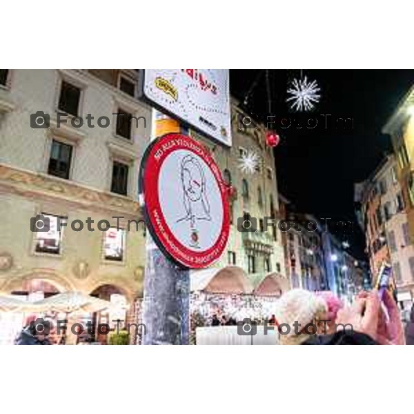 Bergamo, 8 Gennaio 2026 - Svelamento cartello contro la violenza di genere a Bergamo, Largo Rezzara. partecipano Marzia Marchesi - Assessora alle pari opportunità / Sara Modora - Coordinatrice ed operatrice dell\'accoglienza presso Associazione aiuto donna