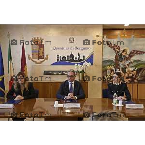 Tiziano Manzoni/LaPresse 12 -01- 2026 Italia Cronaca Bergamo Questore della Provincia di Bergamo dottor Vincenzo Nicolì negli uffici della Questura bergamasca. nella foto Francesca Ferraro e il questore Nicoli