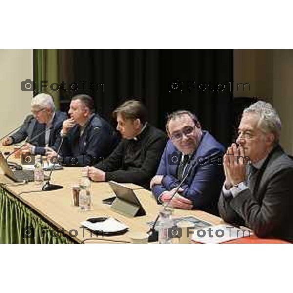 Tiziano Manzoni/LaPresse 16-01- 2026 Italia Cronaca Bergamo Liceo Mascheroni convegno sulla legalita e la giustizia con il procuratore capo Da sx verso destra: Gaetano Saffiotti,Nicola Morra, Dimitri Lioi Don Antonio Coluccia, Paolo Botteon e il procuratore Maurizio Romanelli