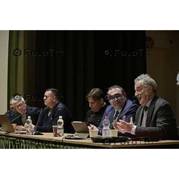 Tiziano Manzoni/LaPresse 16-01- 2026 Italia Cronaca Bergamo Liceo Mascheroni convegno sulla legalita e la giustizia con il procuratore capo Da sx verso destra: Gaetano Saffiotti,Nicola Morra, Dimitri Lioi Don Antonio Coluccia, Paolo Botteon e il procuratore Maurizio Romanelli