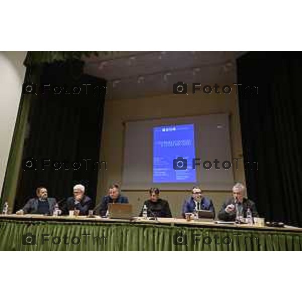Tiziano Manzoni/LaPresse 16-01- 2026 Italia Cronaca Bergamo Liceo Mascheroni convegno sulla legalita e la giustizia con il procuratore capo Da sx verso destra: Gaetano Saffiotti,Nicola Morra, Dimitri Lioi Don Antonio Coluccia, Paolo Botteon e il procuratore Maurizio Romanelli
