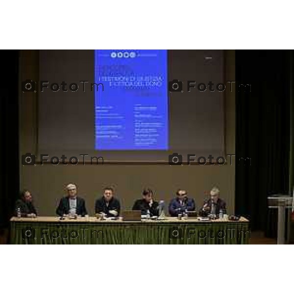 Tiziano Manzoni/LaPresse 16-01- 2026 Italia Cronaca Bergamo Liceo Mascheroni convegno sulla legalita e la giustizia con il procuratore capo Da sx verso destra: Gaetano Saffiotti,Nicola Morra, Dimitri Lioi Don Antonio Coluccia, Paolo Botteon e il procuratore Maurizio Romanelli