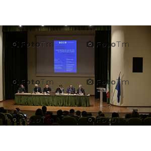 Tiziano Manzoni/LaPresse 16-01- 2026 Italia Cronaca Bergamo Liceo Mascheroni convegno sulla legalita e la giustizia con il procuratore capo Da sx verso destra: Gaetano Saffiotti,Nicola Morra, Dimitri Lioi Don Antonio Coluccia, Paolo Botteon e il procuratore Maurizio Romanelli