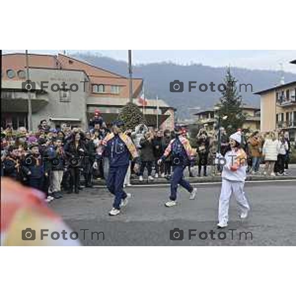 Tiziano Manzoni/LaPresse 17-01- 2026 Italia Cronaca Bergamo Sarnico passaggio della fiaccola olimpica nel paese di Sarnico per Paratico.