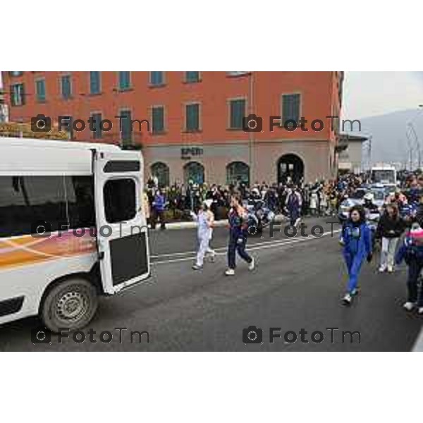 Tiziano Manzoni/LaPresse 17-01- 2026 Italia Cronaca Bergamo Sarnico passaggio della fiaccola olimpica nel paese di Sarnico per Paratico.