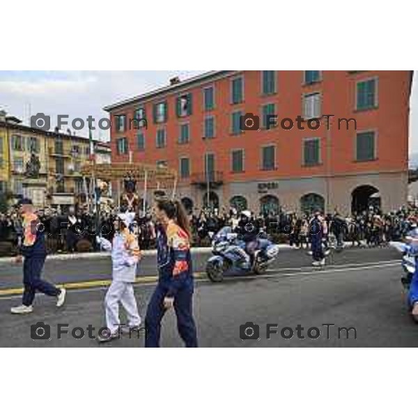 Tiziano Manzoni/LaPresse 17-01- 2026 Italia Cronaca Bergamo Sarnico passaggio della fiaccola olimpica nel paese di Sarnico per Paratico.