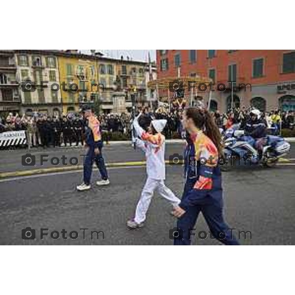 Tiziano Manzoni/LaPresse 17-01- 2026 Italia Cronaca Bergamo Sarnico passaggio della fiaccola olimpica nel paese di Sarnico per Paratico.