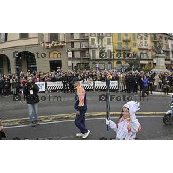 Tiziano Manzoni/LaPresse 17-01- 2026 Italia Cronaca Bergamo Sarnico passaggio della fiaccola olimpica nel paese di Sarnico per Paratico.