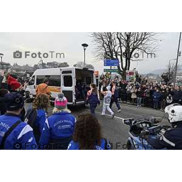 Tiziano Manzoni/LaPresse 17-01- 2026 Italia Cronaca Bergamo Sarnico passaggio della fiaccola olimpica nel paese di Sarnico per Paratico.