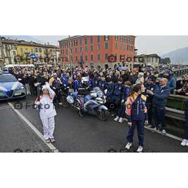 Tiziano Manzoni/LaPresse 17-01- 2026 Italia Cronaca Bergamo Sarnico passaggio della fiaccola olimpica nel paese di Sarnico per Paratico.